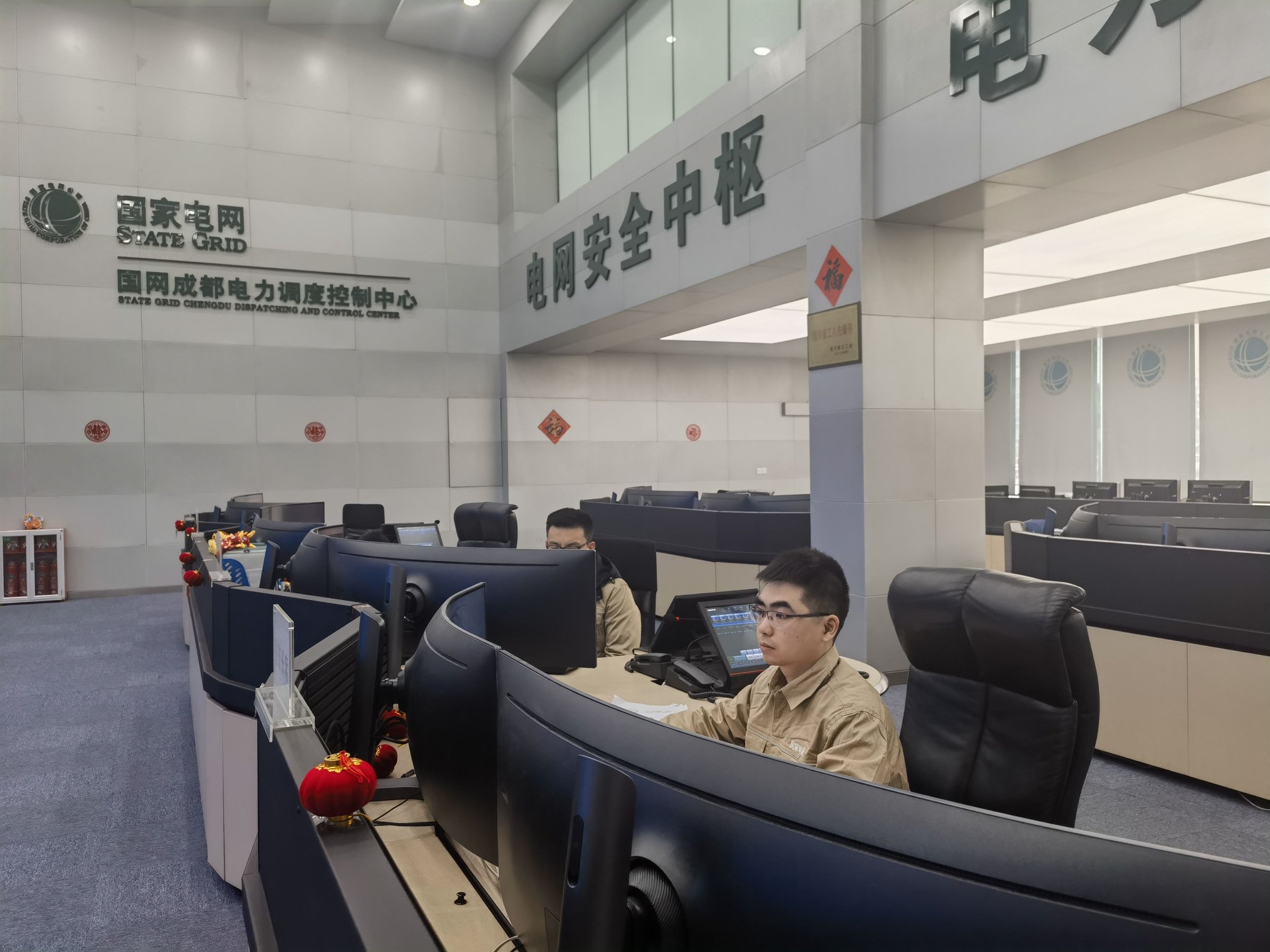 国网成都供电:超五千人24小时备勤待命 护航成都新春灯火