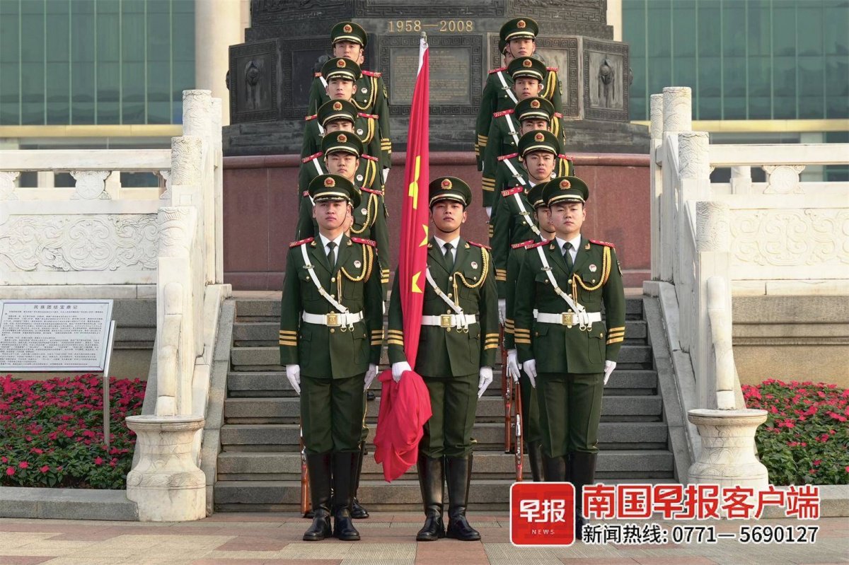 英姿飒爽的国旗护卫队.见习记者 王谰 摄