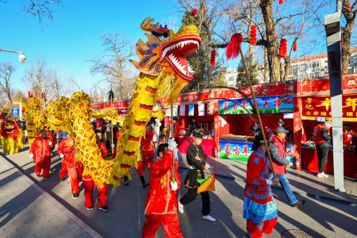 北京龙潭庙会时隔4年再开放,市民"上好闹钟来赶会"