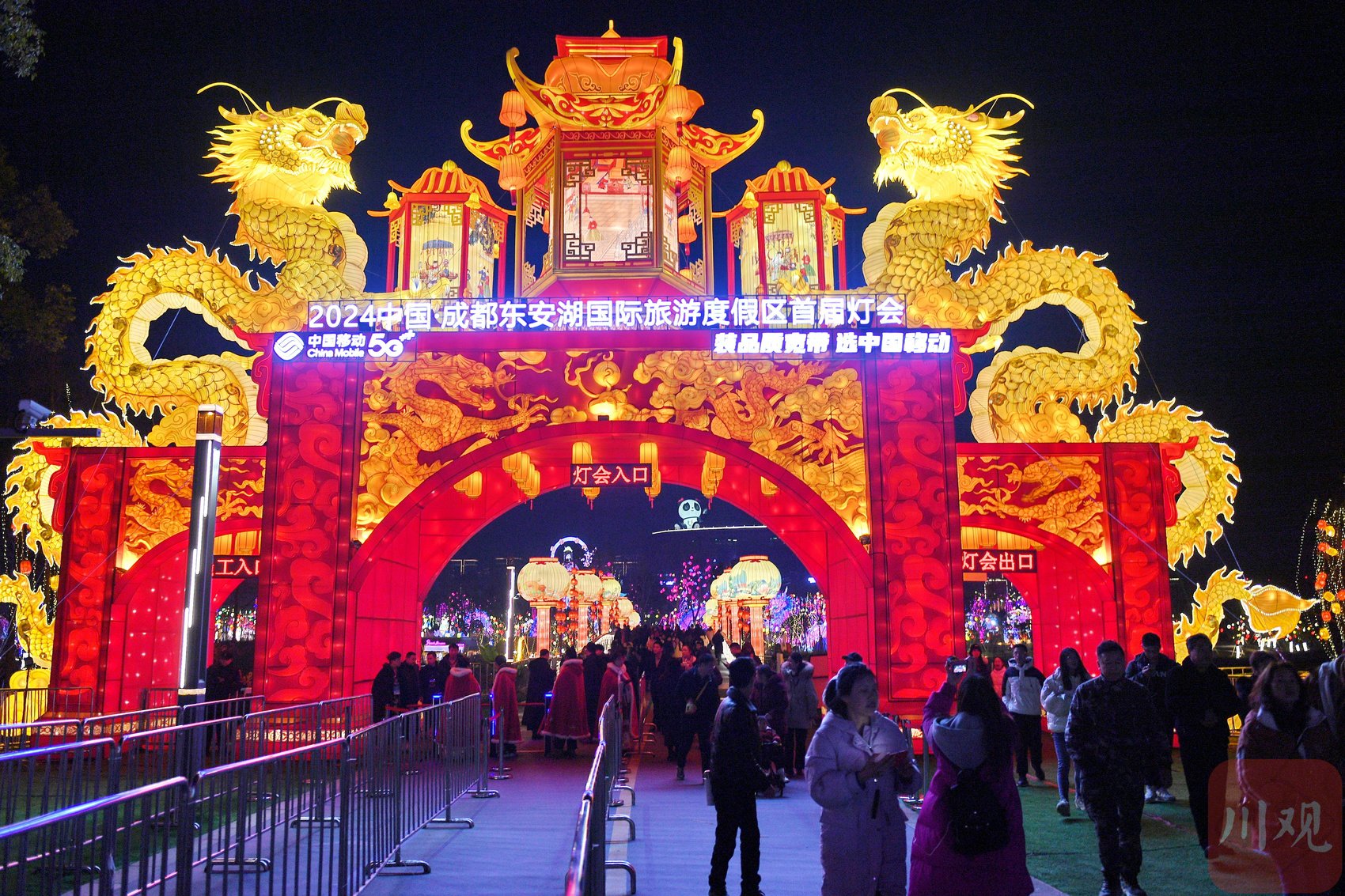 c视频丨穿越机"一镜到底" 瞰东安湖首届灯会游人如织年味浓