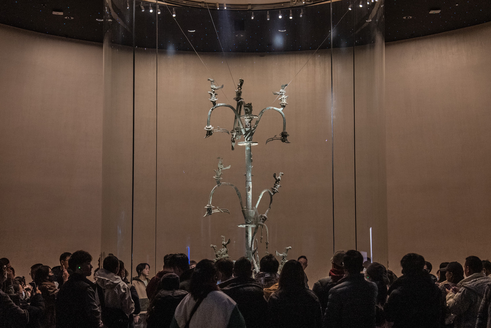 青铜神树外簇拥的人群 三星堆博物馆供图