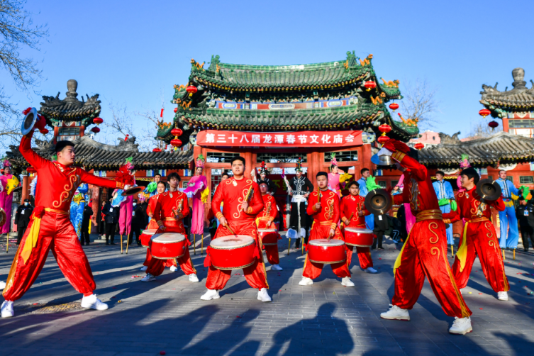 北京龙潭庙会时隔4年再开放,市民"上好闹钟来赶会"