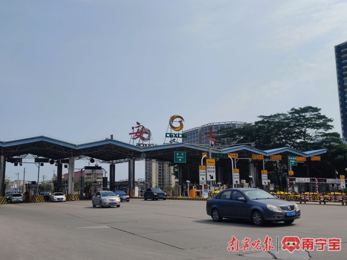 2月9日13时许,安吉收费站内车辆通行有序.记者 苏昭宇 摄