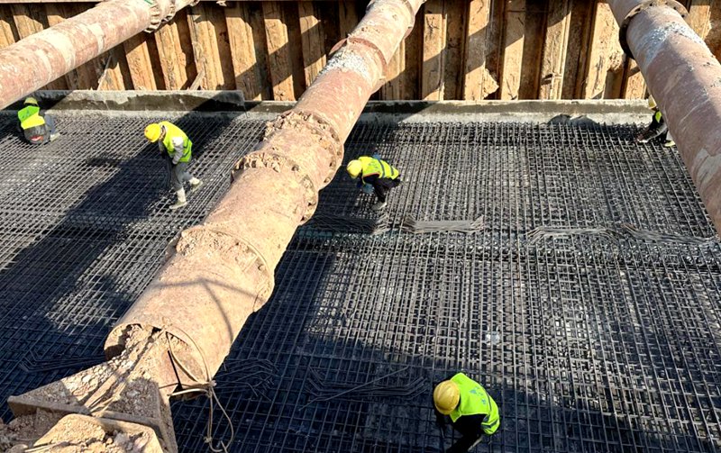 东山变综合管廊工程项目建设者在绑扎钢筋.受访者供图