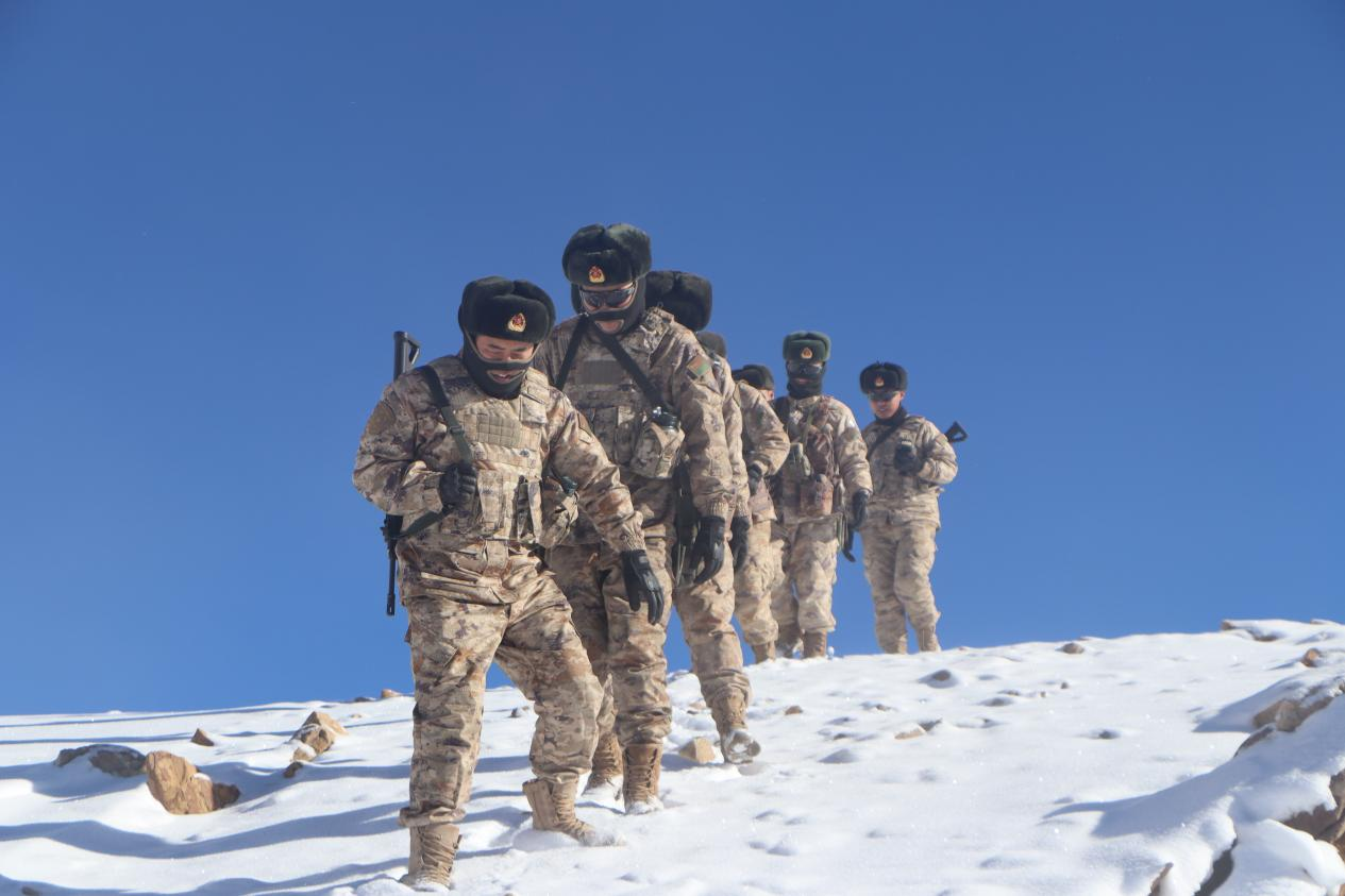 阿里军分区萨让边防连官兵在巡逻途中.沈猷晋摄