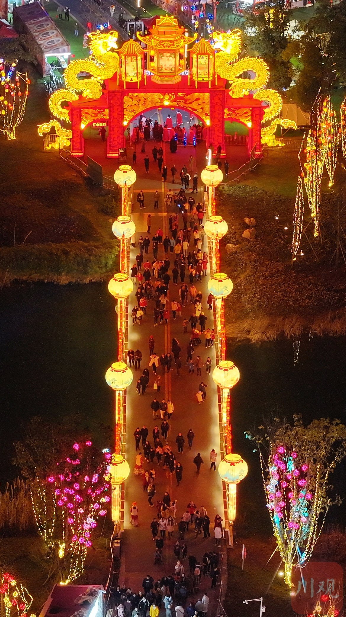 游客在成都东安湖首届灯会上赏灯.