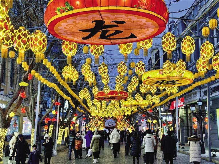 哈尔滨中央大街龙灯点亮.新华社记者 刘赫垚 摄