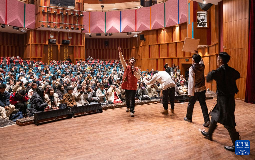 "秀哒"脱口秀现场,念增扎巴带领演职人员谢幕(2月4日摄).