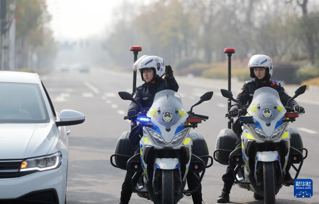 月9日,江苏省扬州市生态科技新城公安铁骑队女子中队的队员在路上巡逻