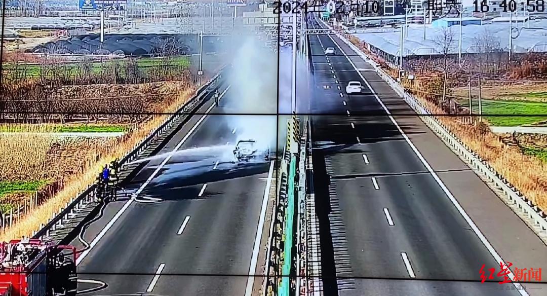 雅西高速發生一起追尾事故，致車輛起火燃燒 現場無人員傷亡