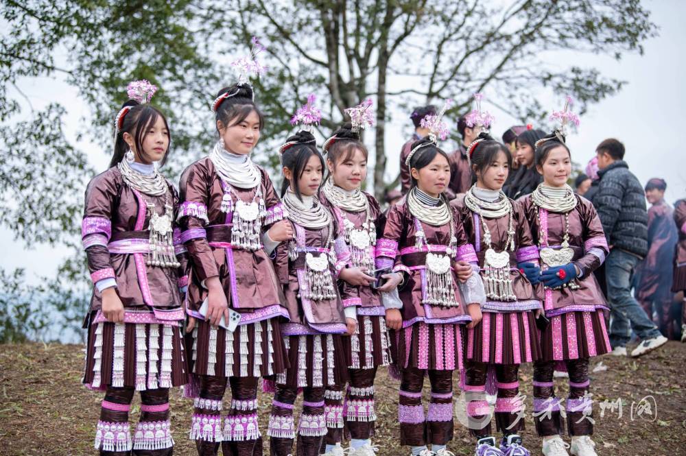 身着盛装的苗族姑娘身着盛装的苗族男女青年