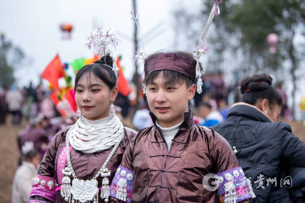 身着盛装的苗族男女青年