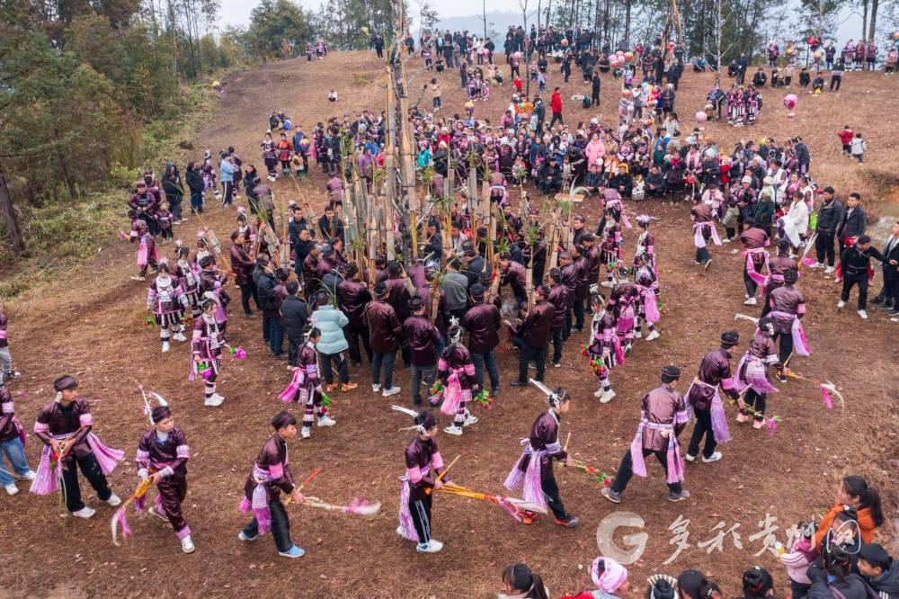 苗族群众参加芦笙踩堂活动芦笙吹响吹芦笙庆佳节身着盛装的苗族姑娘