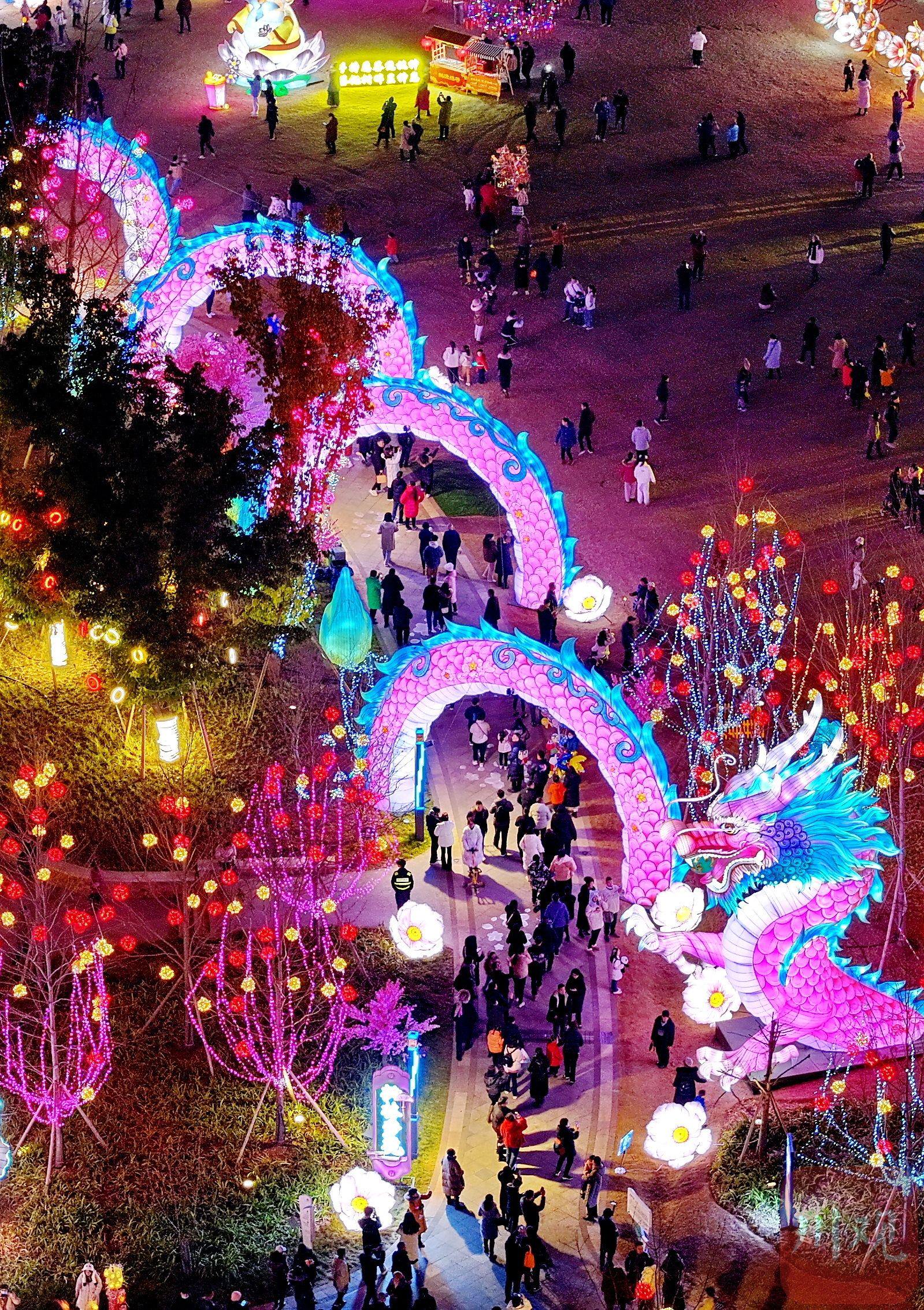 c视频丨穿越机"一镜到底" 瞰东安湖首届灯会游人如织年味浓