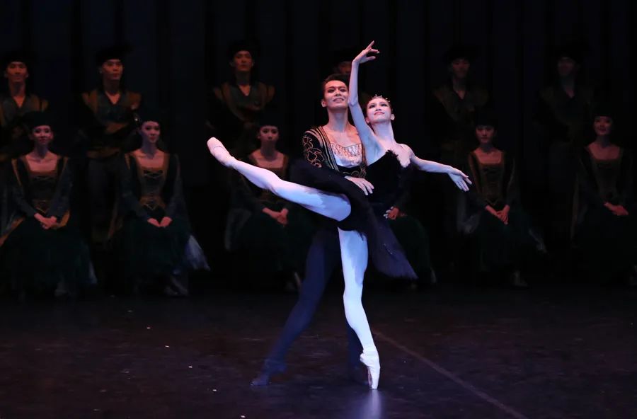 戚冰雪演绎"黑天鹅" 上海芭蕾舞团提供