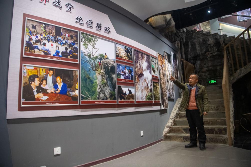 修路带头人毛相林在下庄精神陈列馆讲述当年修路的故事.