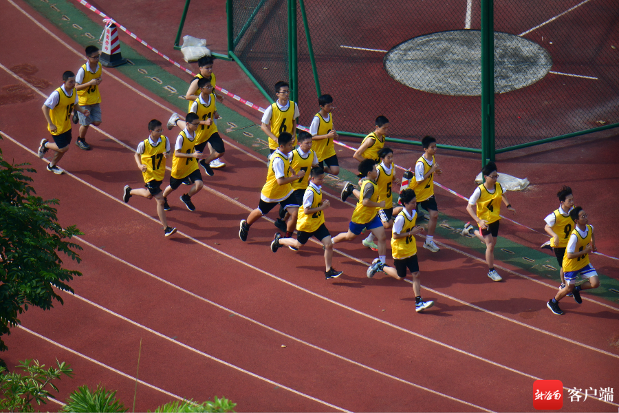 资料图:考生在进行1000米跑测试.记者 陈卫东 摄