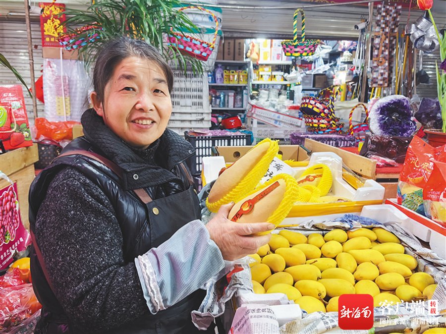在天津一家水果店，店主在向顾客推销海南芒果。 海南日报记者 马珂 摄