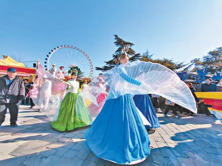 石景山游乐园"迎春庙会"上,游客可以欣赏精彩的花车巡游,体验精彩刺激