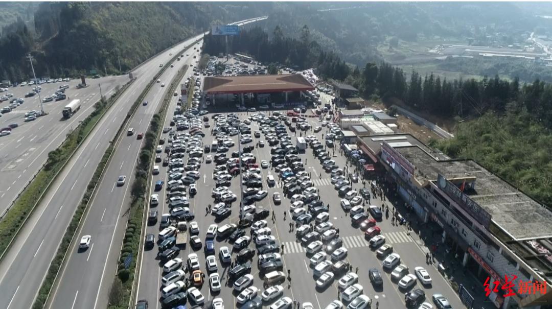 最新路况!雅西高速车流量较大,沿线多个服务区已饱和|