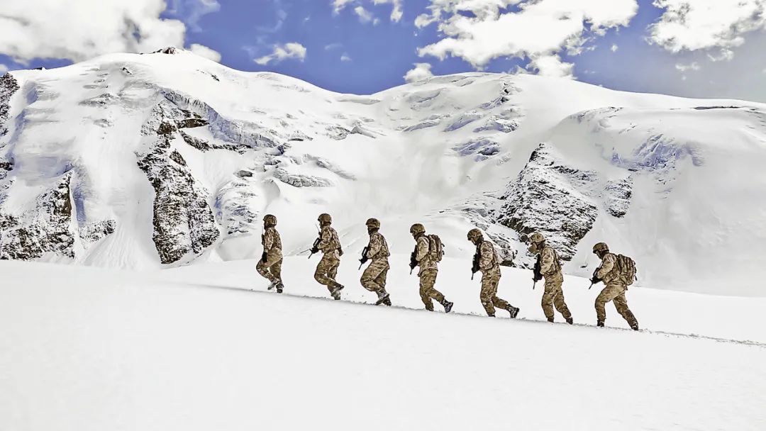 春节前夕,新疆军区某边防连官兵在边防线上巡逻执勤,确保边境地区安全