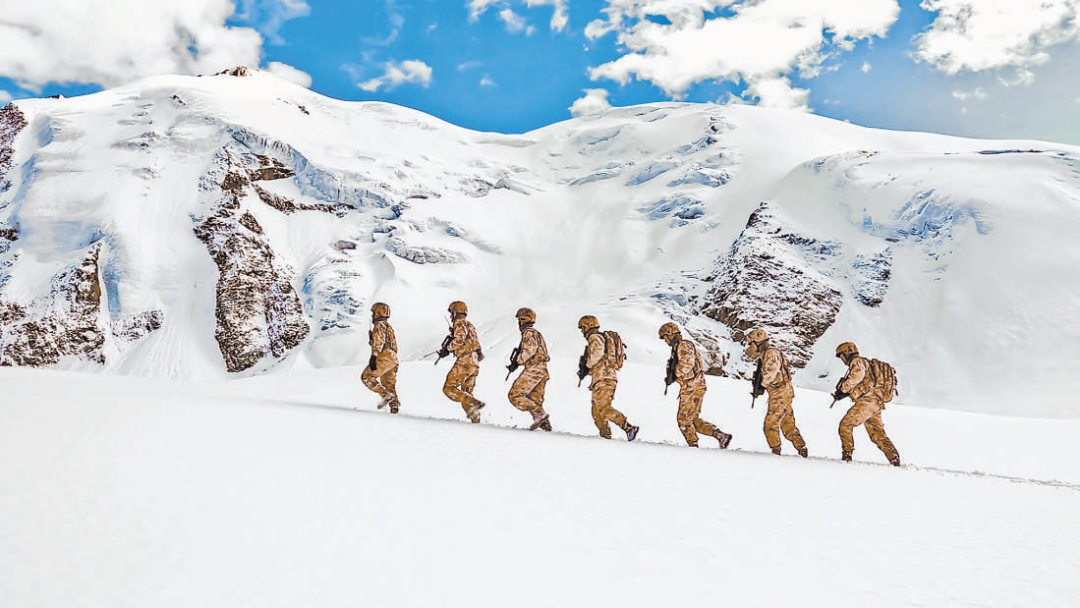 春节前夕,新疆军区某边防连官兵在边防线上巡逻执勤,确保边境地区安全