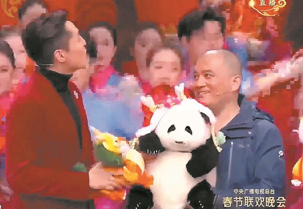 谭爷爷抱着“花花”春晚开场拜年|春节联欢晚会_新浪财经_新浪网
