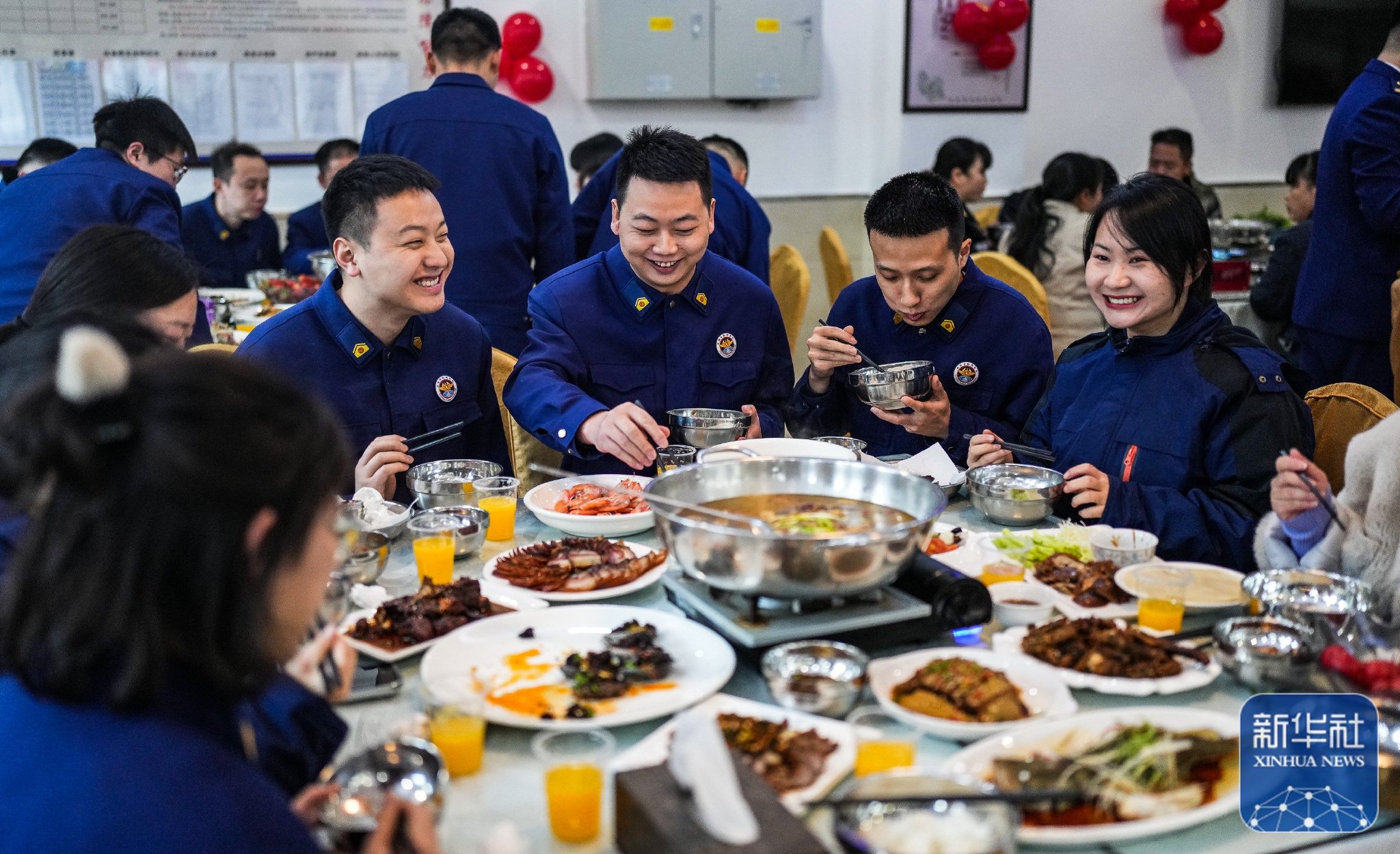 2月9日,消防员们在贵州贵阳市云岩区消防救援大队食堂吃年夜饭.
