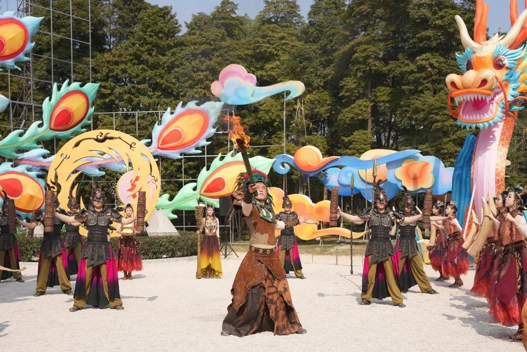 金沙“大祭司”点燃圣火向天地祈福