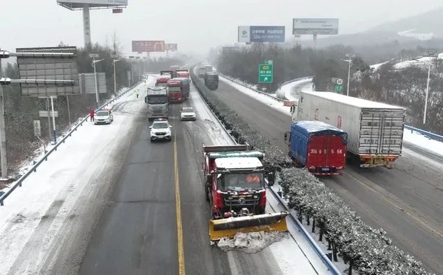 暴雪+堵車揭開電車短板，大批電車高速“趴窩”！