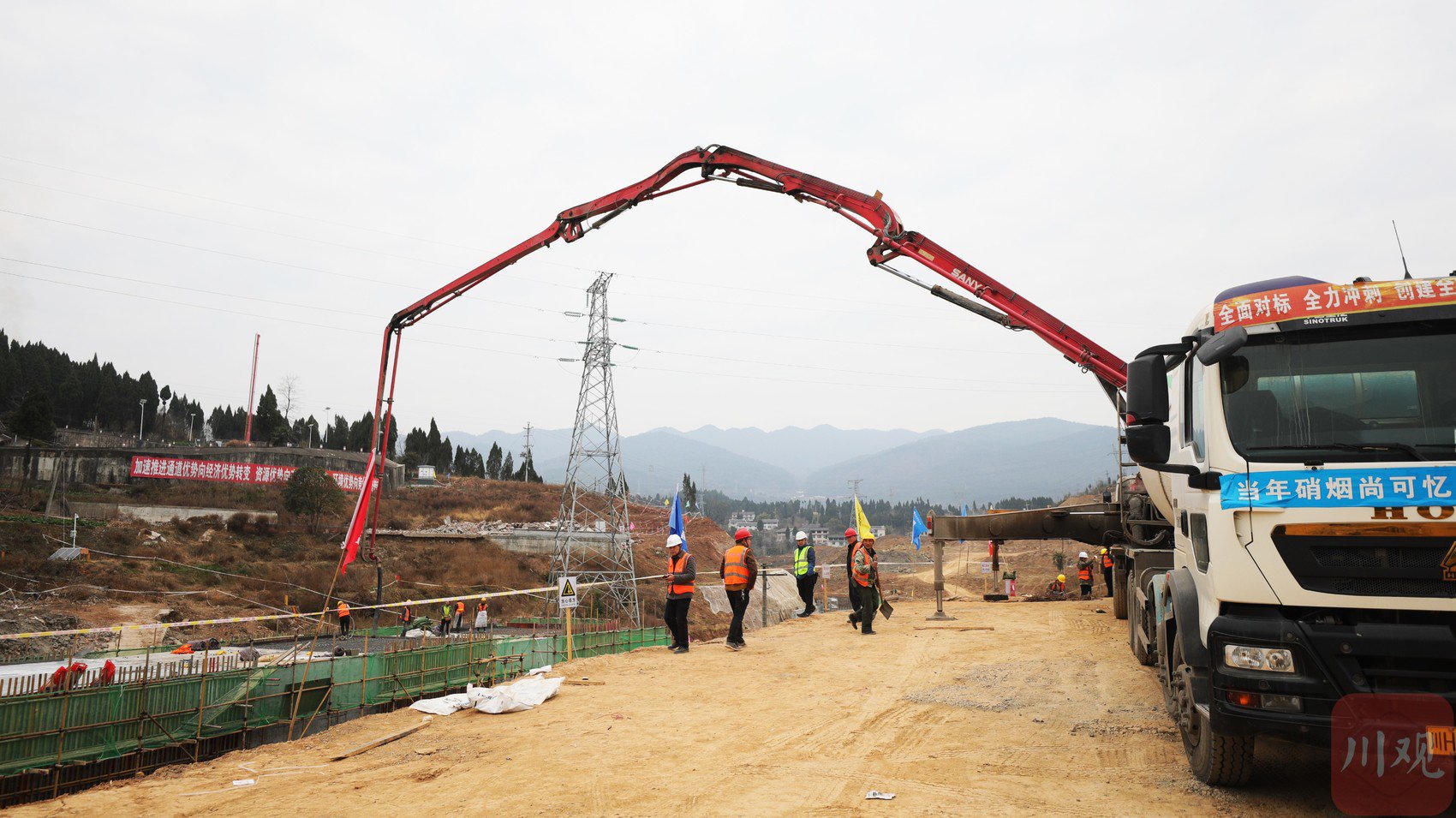 混凝土浇灌车长臂正在灌送混凝土.高志农 摄