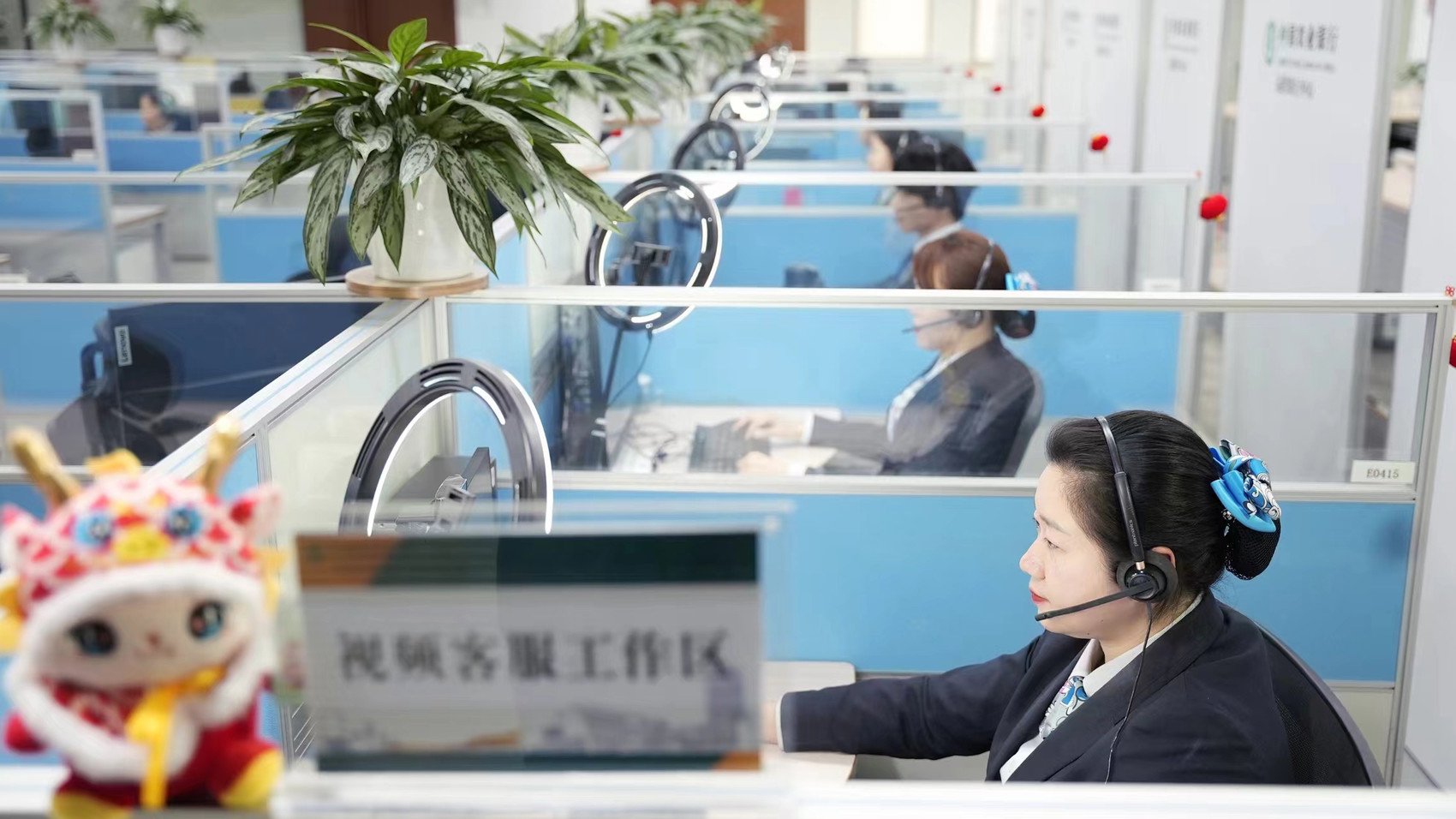 中国农业银行远程银行中心成都分中心视频客服工作区.(受访者供图)