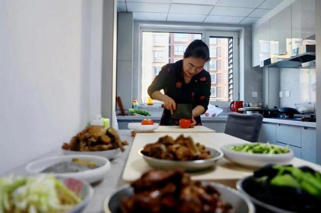 村民在新居做饭。通讯员 韩冰 摄