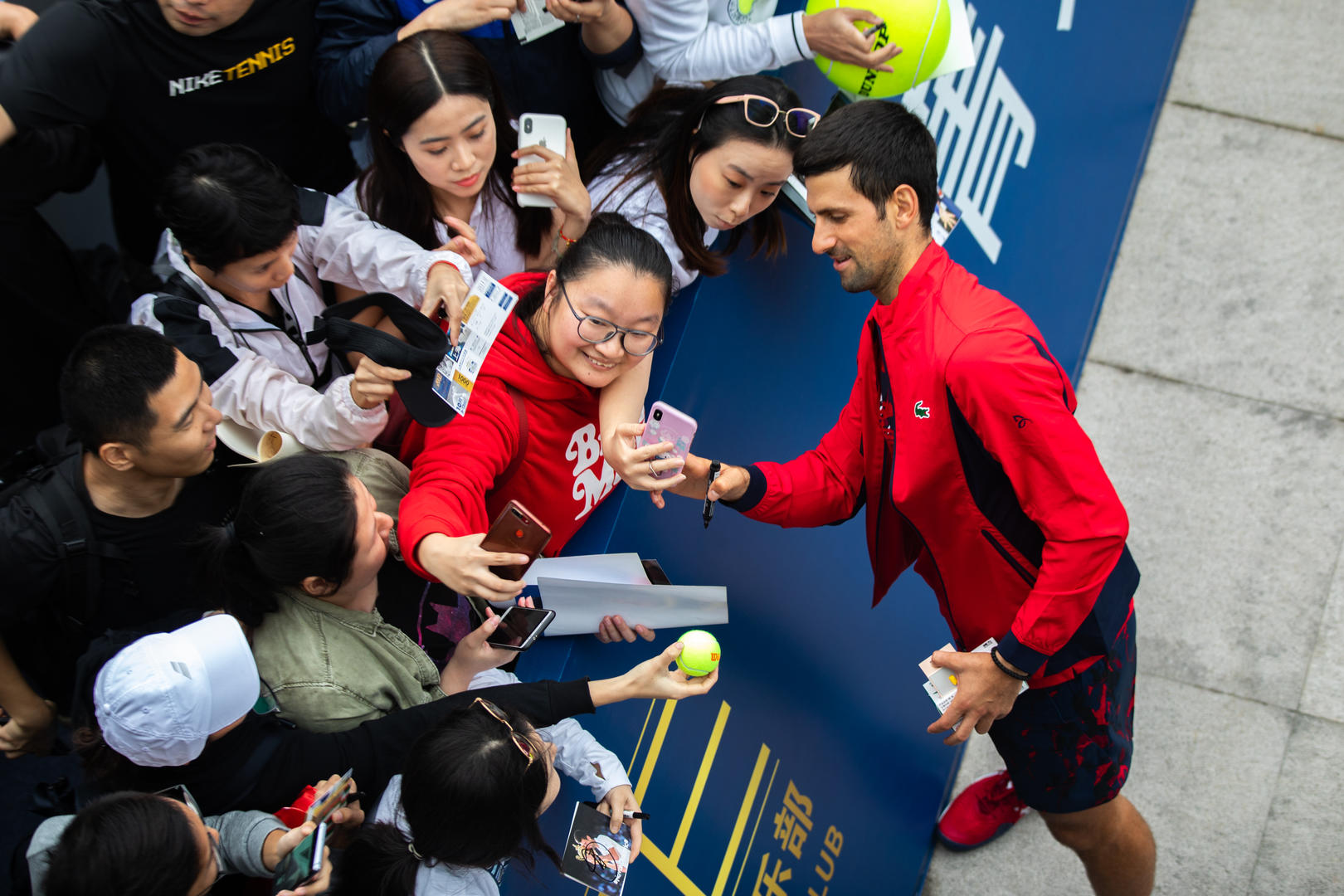 参加2019年上海网球大师赛的德约科维奇人气火爆 图据IC photo