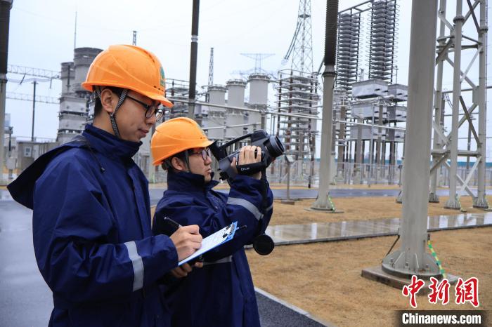 （新春走基层）“90后”电力人的春节“心脏坚守记”