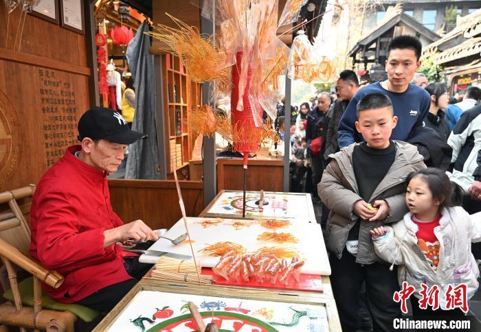 游客在成都宽窄巷子选购传统民间美食。记者安源 摄