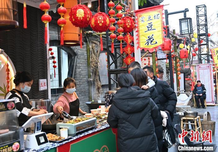 游客在成都宽窄巷子选购传统美食。记者安源 摄
