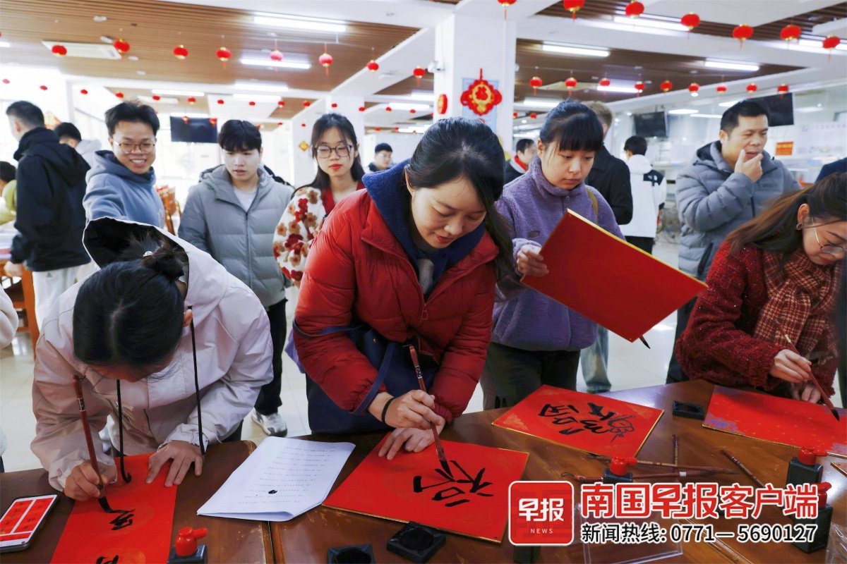 广西大学的留校学生齐聚一堂,写福字迎新春.潘悦凝 摄