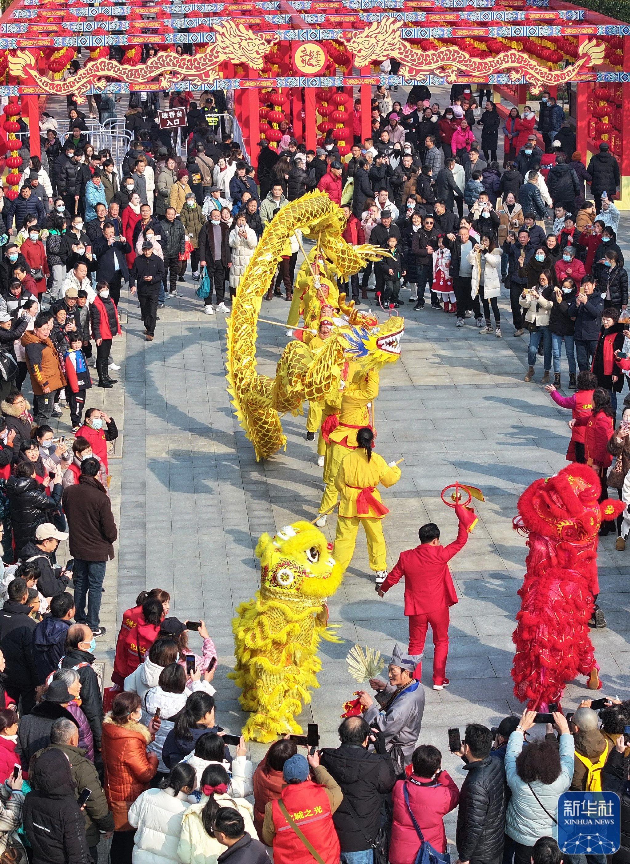 2月10日,江苏南通狼山国家森林公园的民间传统舞龙舞狮表演吸引众多
