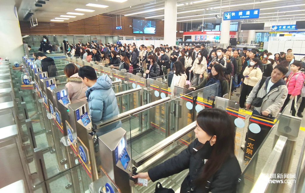 福田口岸入境大厅快捷通道区域排队过关的旅客.(来源:皇岗边检站)