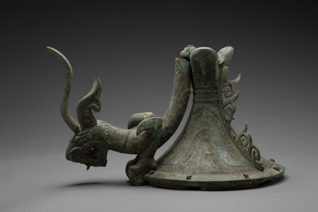 四川·青铜爬龙器盖俯首曲体承载匜的器身.
