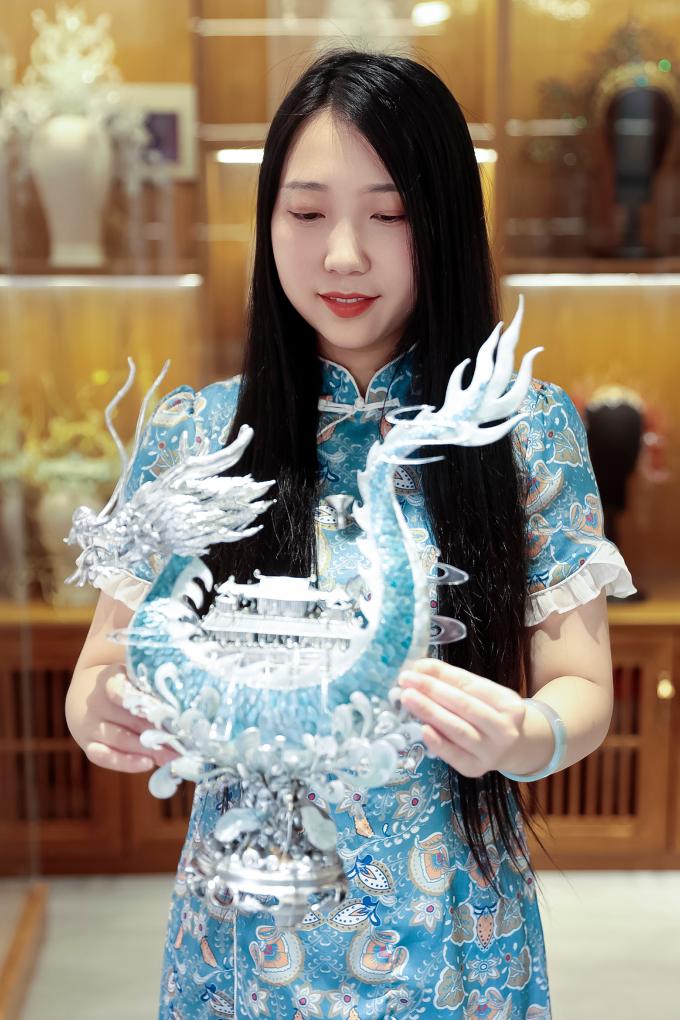 雁鸿展示她用易拉罐制作的龙舟摆件(2022年6月3日摄).