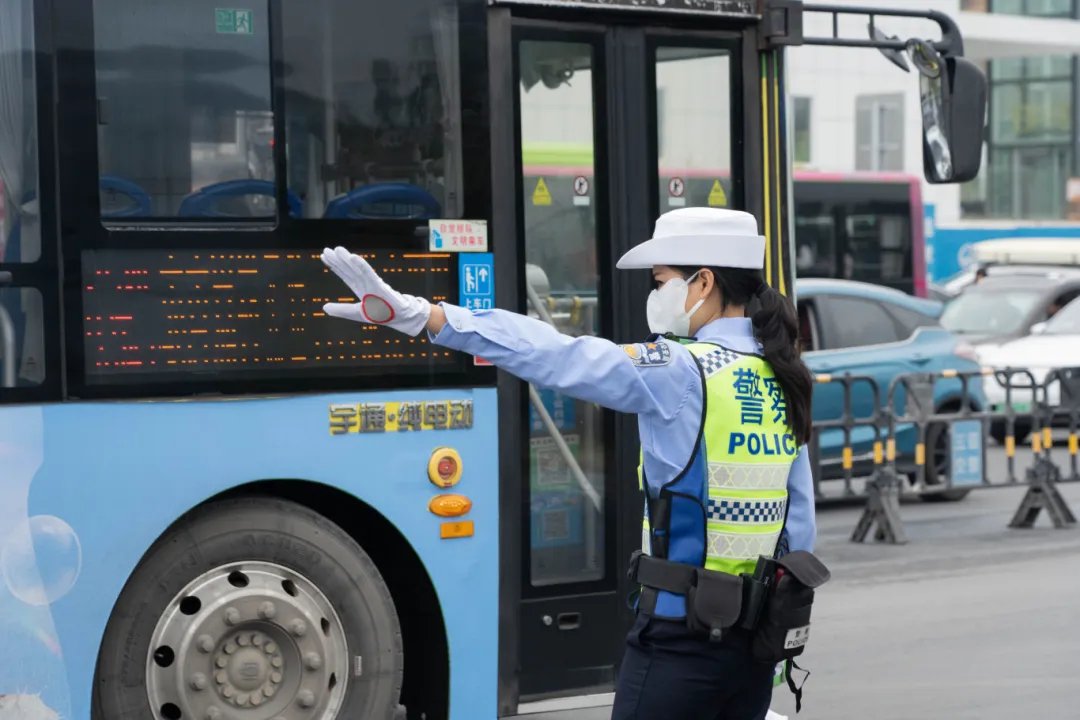 崖州交警指挥交通.崖州区委宣传部供图