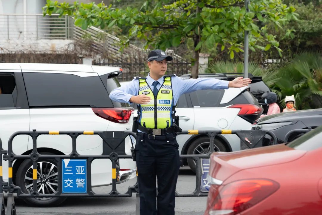 崖州交警指挥交通.崖州区委宣传部供图