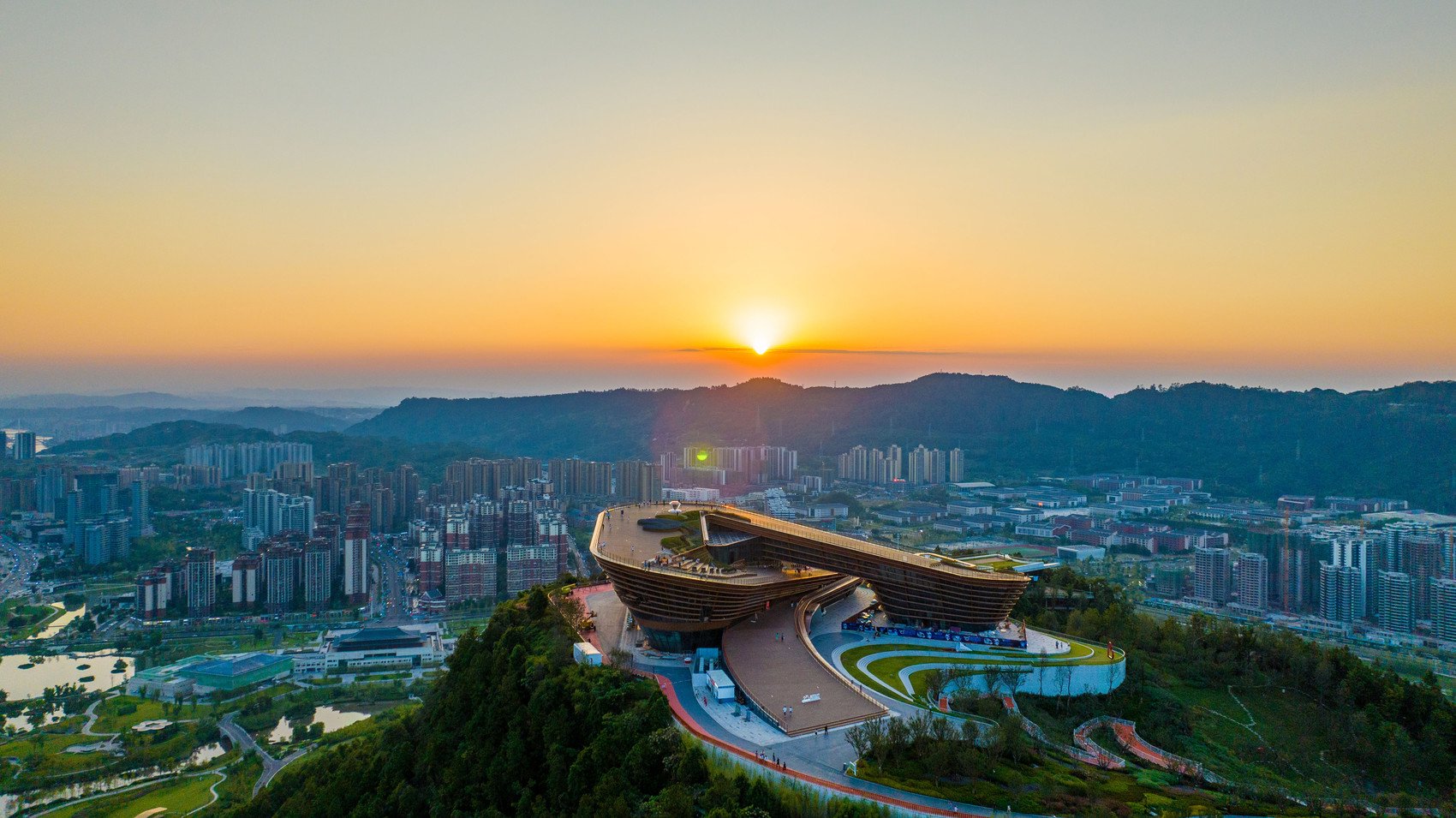 位于宜宾三江新区的三江之眼观景台.罗顺 摄