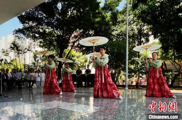 当地时间2月9日，巴西圣保罗，中巴国旗升旗仪式上，来自坎皮纳斯州立大学孔子学院的师生们着汉服表演古典舞。记者林春茵摄