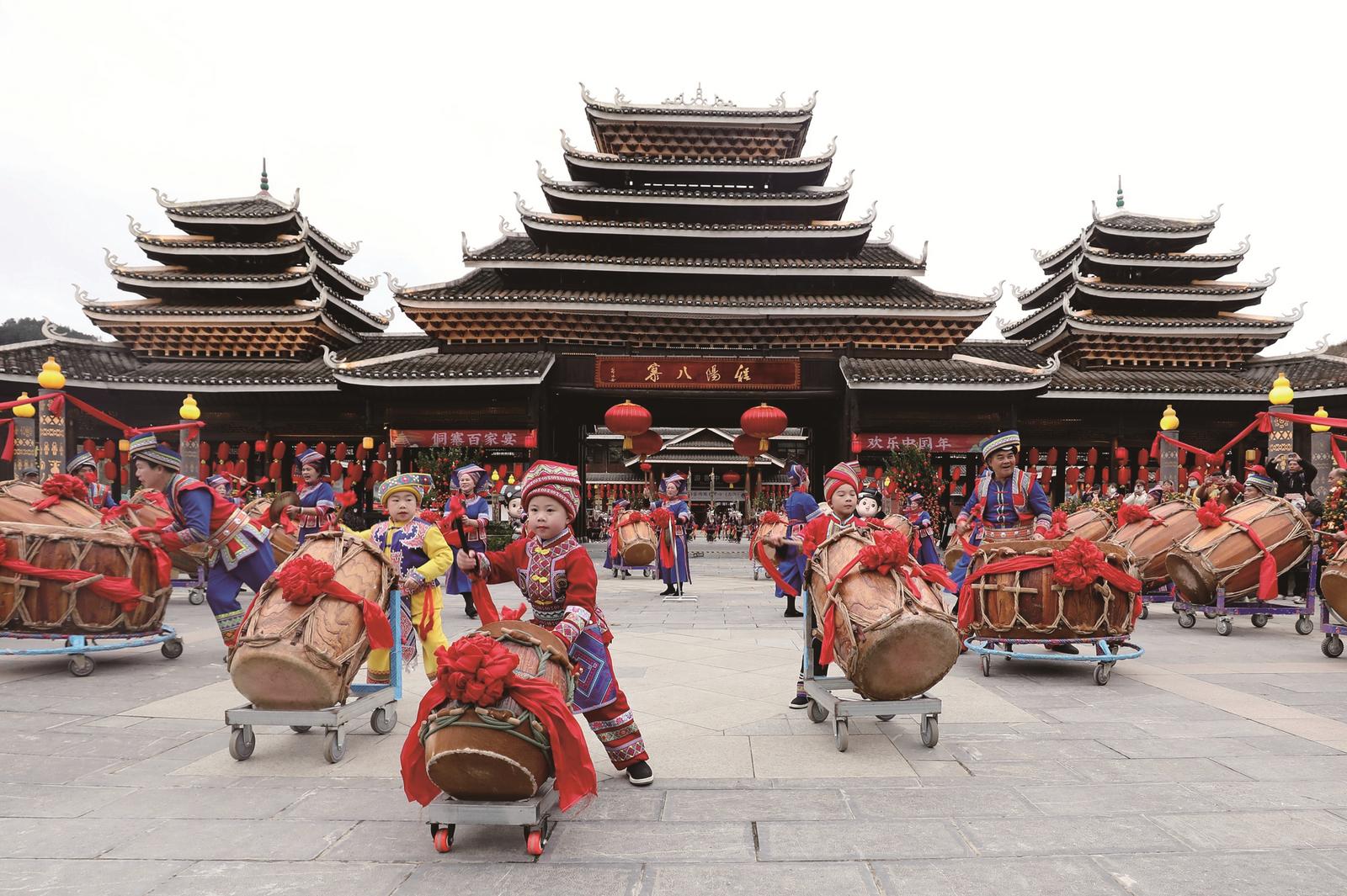 广西柳州侗寨百家宴主题"村晚"上的精彩表演 视觉中国 供图