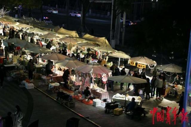 2月11日，重庆南滨路一处新春夜市灯火通明、人头攒动。中青报·中青网记者 陈剑／摄