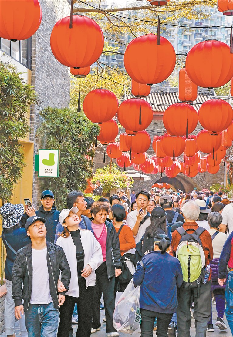 南头古城已被装扮成红灯笼大观园,吸引大批游客打卡拍照.