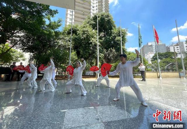 当地时间2月9日，巴西圣保罗，中巴国旗升旗仪式上，北京文化交流协会太极拳队表演太极扇。记者林春茵摄